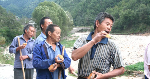 中秋節不忘農民工 丹鳳桃坪鄉黨員干部工地過節