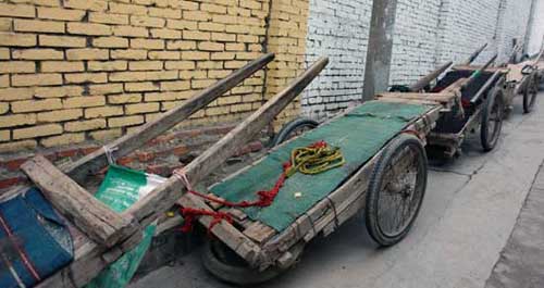 商州街頭待業(yè)的平板車(chē)