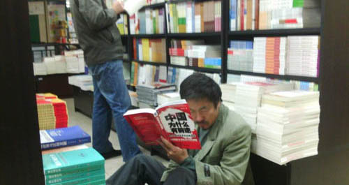 西安一書店現(xiàn)最愛學(xué)習(xí)農(nóng)民“啃書哥” 來自山陽縣