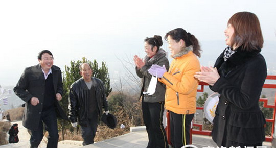 商洛乒乓球好者組織登山比賽迎接新年到來