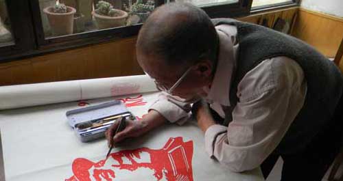 73歲老人創作大幅剪紙為建黨90周年獻禮