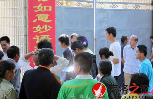 家們送考生進入考場時，一縷光環(huán)閃現(xiàn)鏡頭中，這也許就是人們的理想與期待.jpg