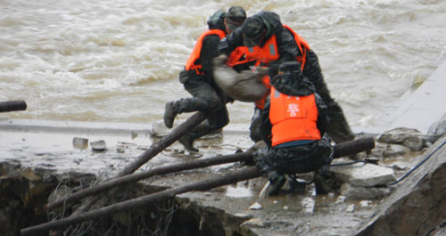 丹江河堤遇險 軍民協力抗災