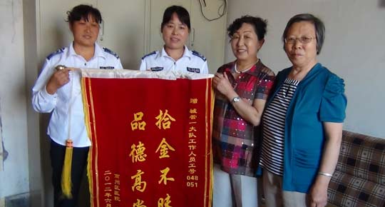 城管協管員拾金不昧 失主送錦旗表示感謝