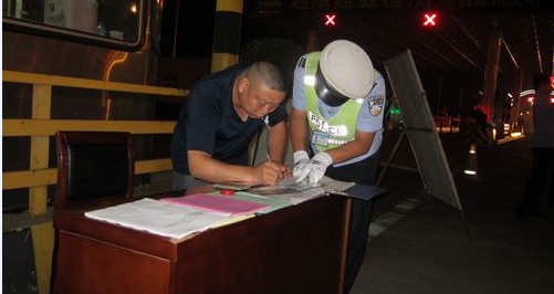 我市對(duì)夜間車輛進(jìn)行安全檢查