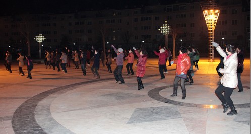 商洛：騎馬舞變廣場(chǎng)舞受居民歡迎