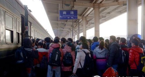 商洛火車站迎來節前客流小高峰