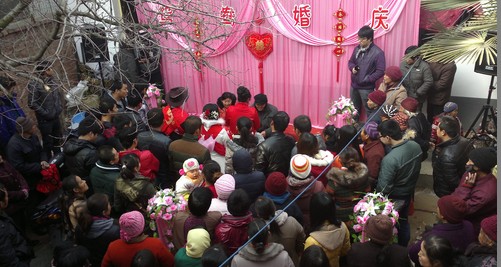 結(jié)婚成本昂貴  新人無(wú)奈“啃老”