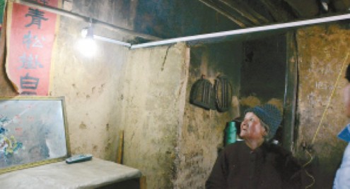 洛南：八十一歲獨(dú)居老奶奶家里第一次亮電燈