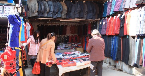 商洛：今年春節(jié)服裝農(nóng)村人也愛(ài)趕時(shí)髦