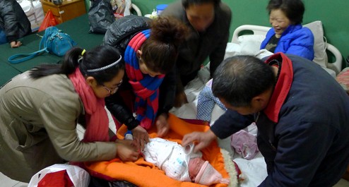 愛心人士為路邊產女嬰夫婦捐款