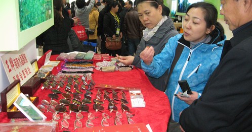 西洽會上商南水晶受到客商青睞