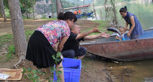 商洛市民購買活魚河邊放生