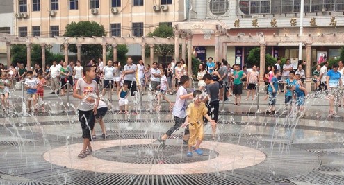 提醒商洛市民噴泉邊游玩照顧好小孩