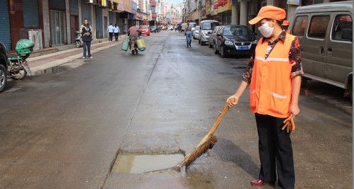 商洛興商街一下水外溢影響市容