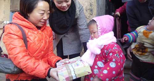 “三區”社工服務隊聯合社區為孤殘兒童送去了溫暖