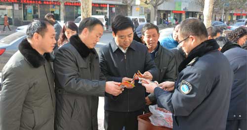 丹鳳藥監局向廣大群眾講解食品安全知識