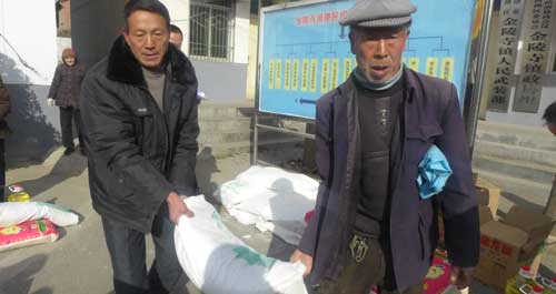 駐外商洛人為貧困家庭送去關愛和溫暖