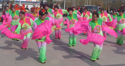 民間藝術表演活動在望江樓廣場進行文藝演出