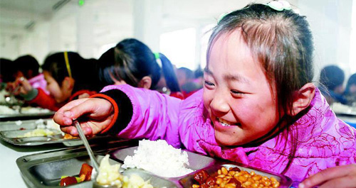 農村中小學校學生吃上了熱氣騰騰的“營養午餐”