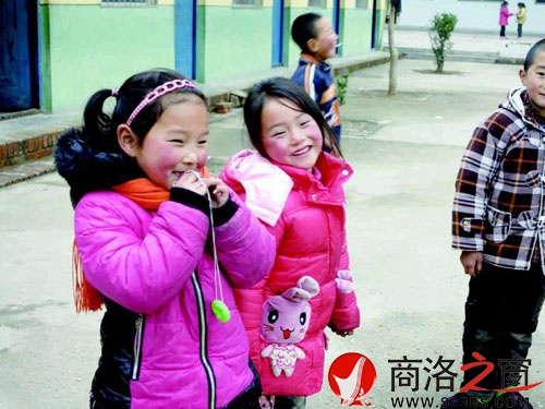 課間孩子們?cè)谝黄鹜嫠r(shí)才有的純真笑容