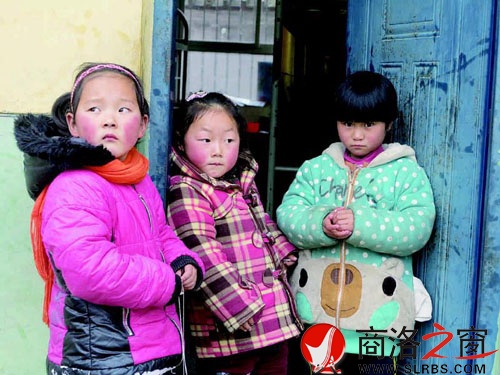 放學(xué)后三個(gè)寄宿的孩子倚在宿舍門口