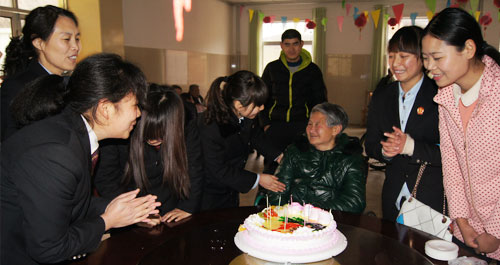 丹鳳法院組織法官到敬老院看望老人