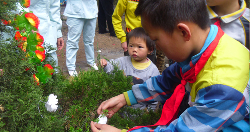 兒童福利院學生到烈士陵園開展清明節掃墓活動