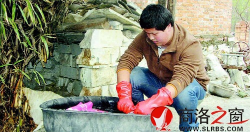 趁著母親休息的時候，文忠趕緊洗尿布。