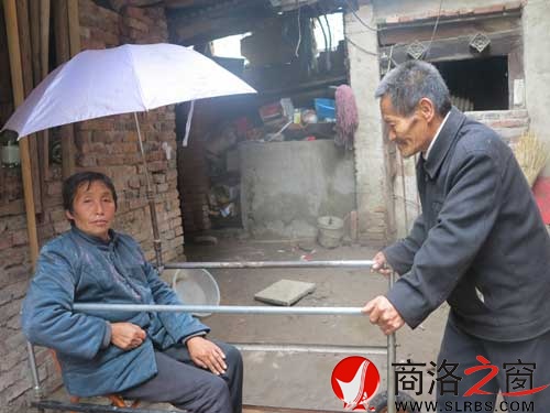 為了讓妻子高興，12年來，王把曹天天推著她出去轉(zhuǎn)，風(fēng)雨無阻。