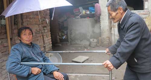 推著老伴去散步