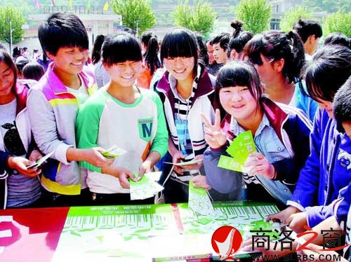 4月30日，“綠書簽行動2014”系列宣傳活動給丹鳳縣資峪鎮(zhèn)九年制學(xué)校捐贈價值2萬余元的圖書