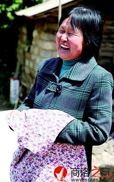 第一次得到母親節(jié)禮物的留守母親特開心