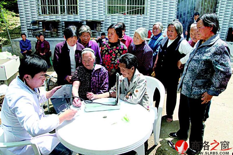 &ldquo;陽光的哥愛心聯(lián)盟&rdquo;邀請的醫(yī)療專家給留守母親檢查身體