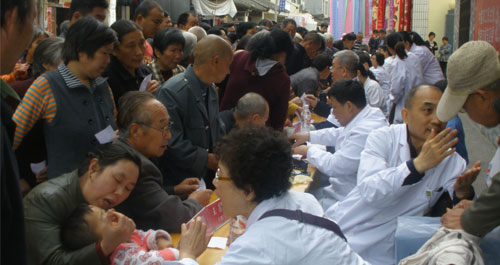 首都醫(yī)療機(jī)構(gòu)赴丹鳳開展義診活動(dòng)