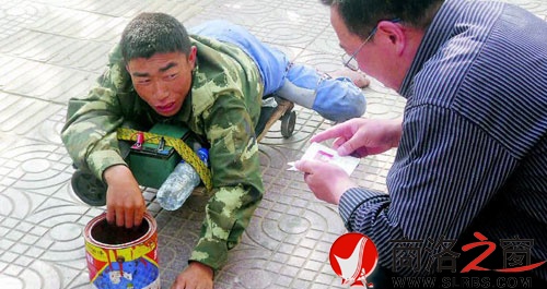 賀建勛進(jìn)行街頭救助