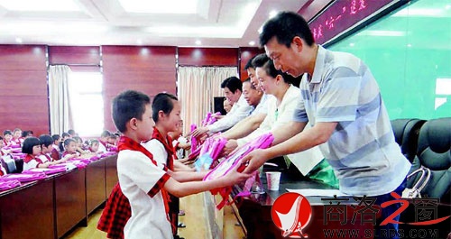 市慈善協(xié)會(huì)、市關(guān)工委等共籌集資金5萬(wàn)余元向商洛市小學(xué)2975名學(xué)生每人贈(zèng)送學(xué)習(xí)用品一份