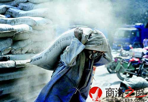 是這些水泥裝卸工扛起了我們城市的高樓大廈