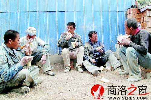 兩個(gè)饅頭、幾根油條，蹲在工地的某個(gè)角落就是一頓飯了。