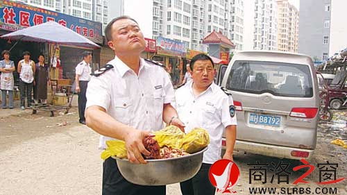 執法人員搬走已經做成的牛肉