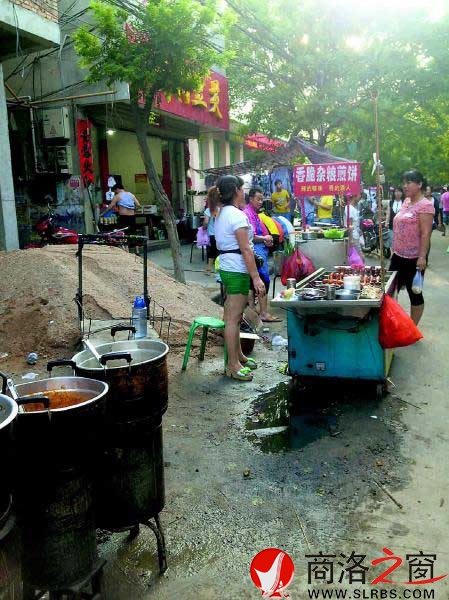 建筑材料與攤點爭道