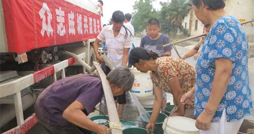 群眾用水告急 政府送水上門