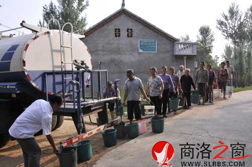 圖為洛南縣群眾在接水