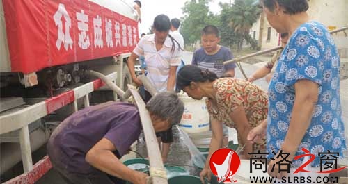 小嶺鎮的送水車正在為李砭村村民送水