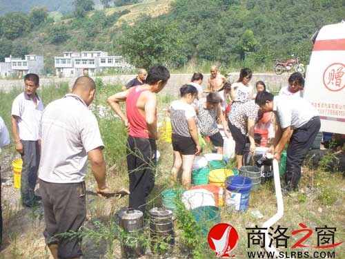 送水車在孤山坪村上坪組分水現場。