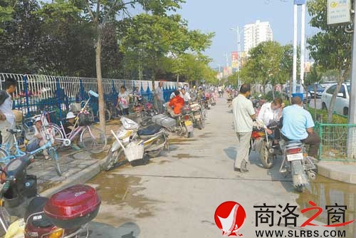 整頓前，務工人員集中在馬路上。