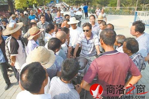 整頓后，務工人員進入市場，雇主也到市場內找工人，雙方洽談方便安全。