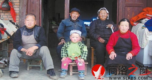 2014 年，白軍洛家有了第一張全家福。