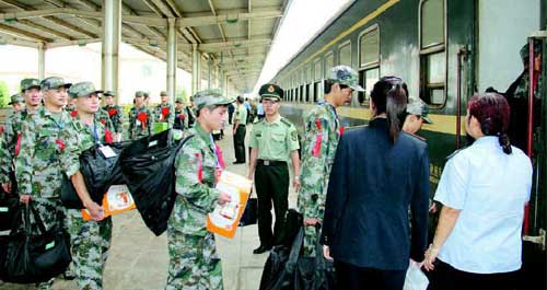 商洛八百一十名新兵踏上了前往軍營的火車