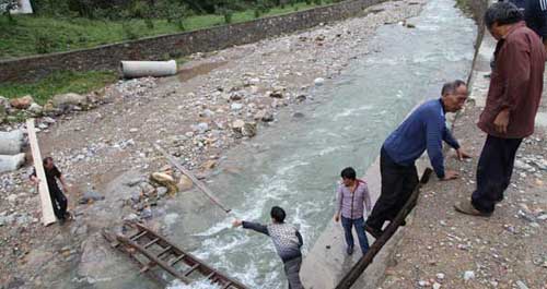 洪水沖毀簡易便橋 村民自制滑索渡河